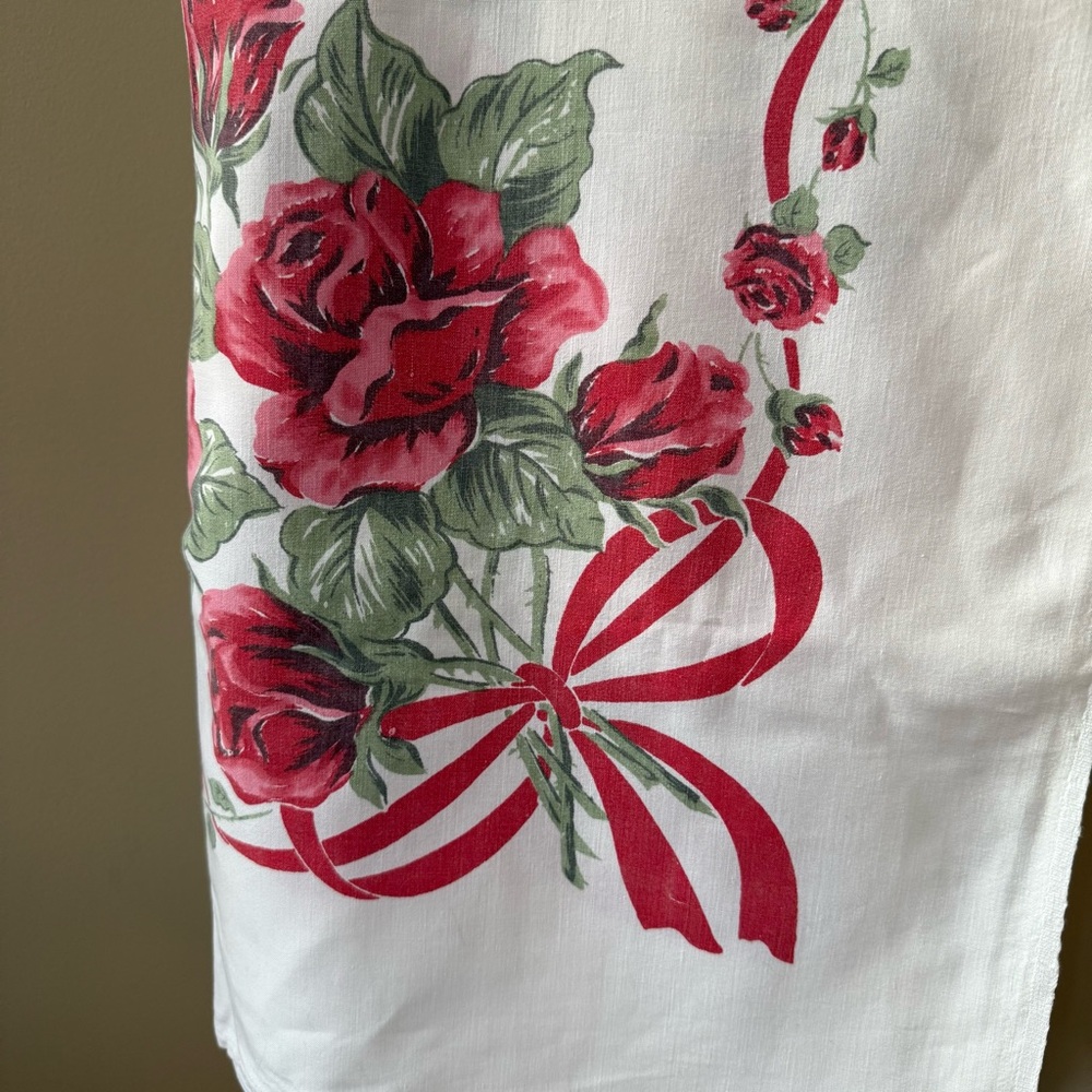1960s Rose & Coquette Bow Cotton Tablecloth - Picture 10 of 11